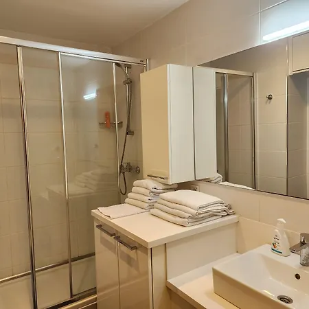 Perfect Taksim, 2 Bedroom, Pool, Gym, Sauna Lägenhet